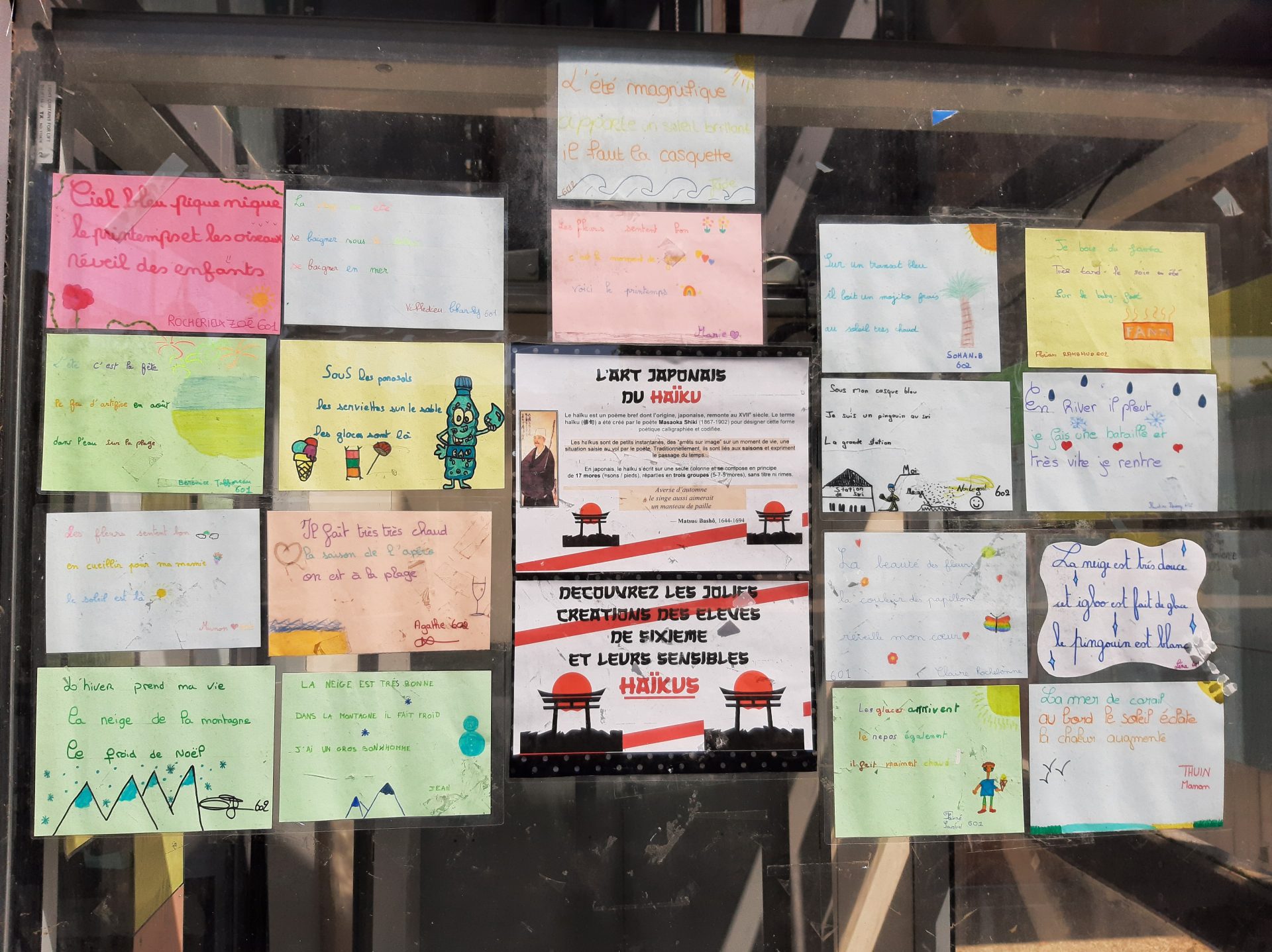 Les 6e exposent leurs haïkus dans la cour du collège Saint-Jacques